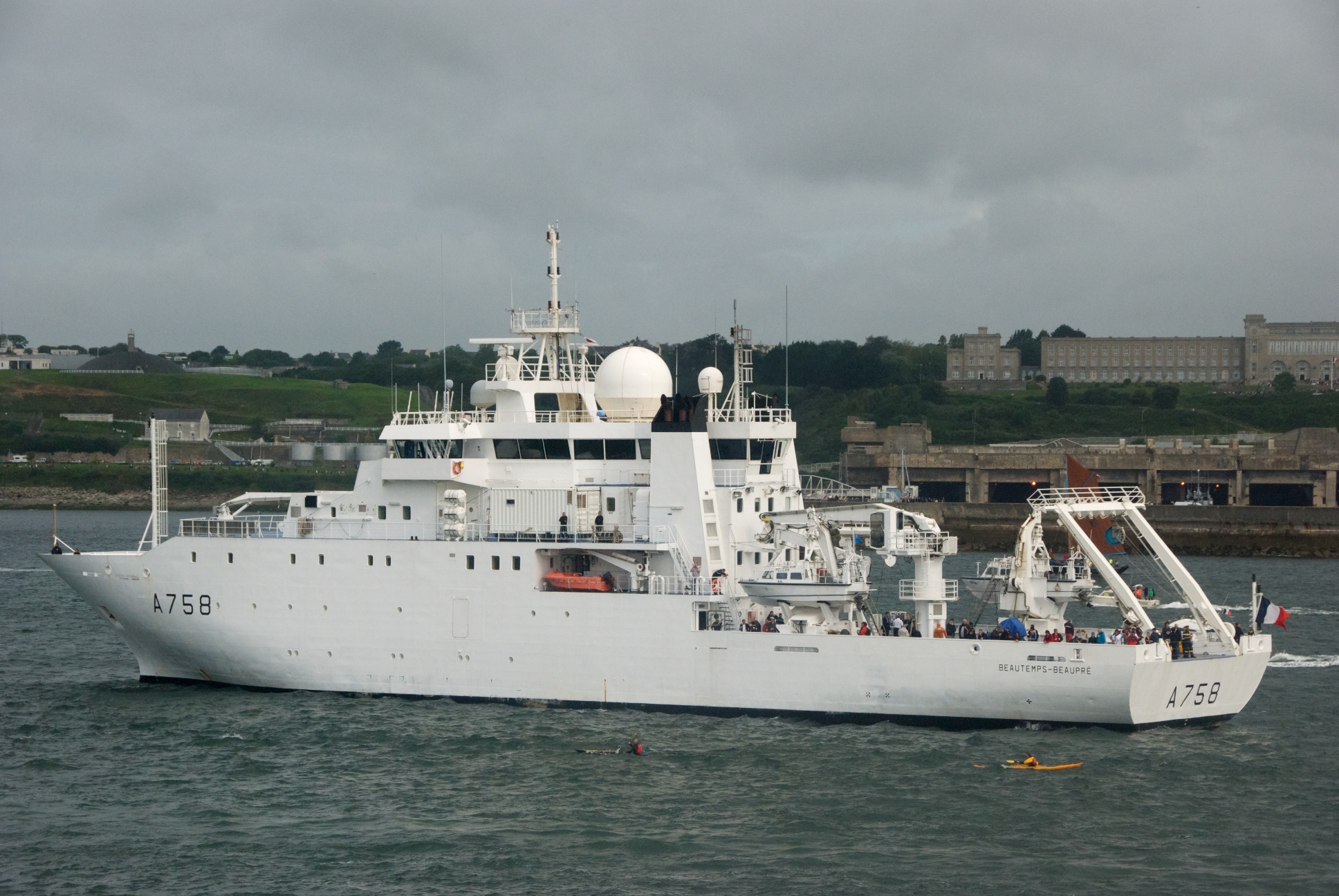 Le bâtiment hydrographique et océanique Beautemps-Beaupré à Brest en 2012 (© Ph. Saget)